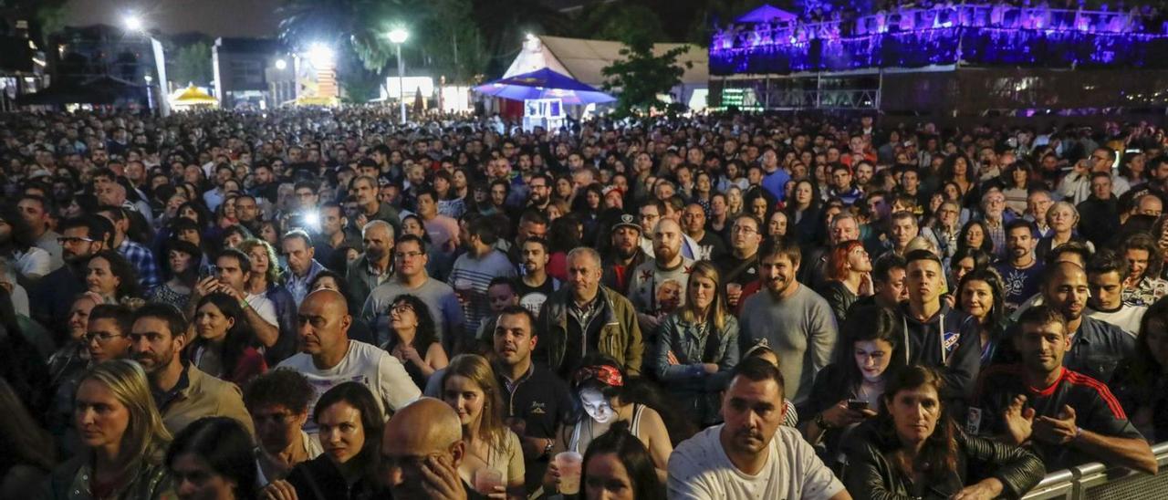 Público asistente al concierto de Calamaro en el recinto ferial, durante la edición de Metrópoli de 2019. | Marcos León