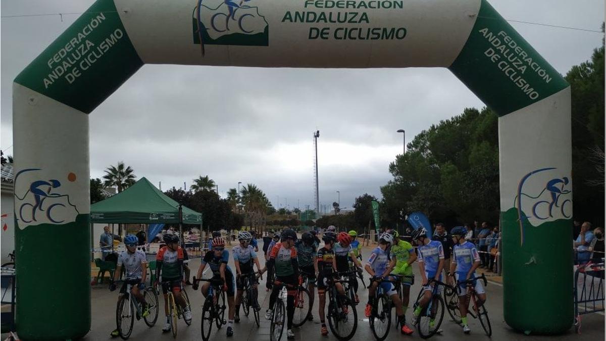 Participantes del Circuito Provincial de Málaga Carretera Escuela 2021 esperando en la salida.