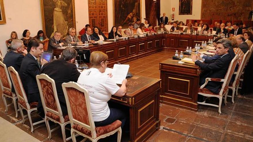 Amo comparecerá en el Pleno de mayo para informar de las oposiciones de bomberos