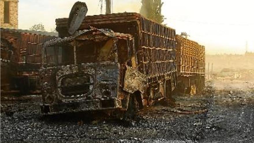 Dos dels camions del comboi que van resultar afectats pel bombardeig.