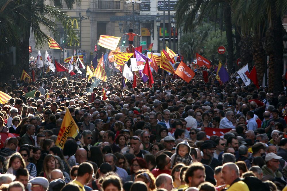 Manifestación en Valencia con motivo del 25 d'Abril