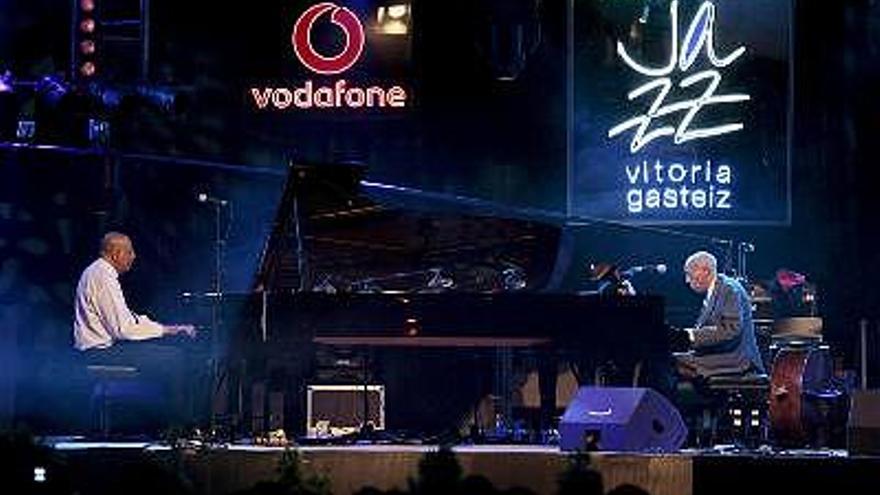 El pianista cubano Chucho Valdés junto a su padre, tambien pianista, Bebo Valdés, en un momento de la actuación de esta noche que ha puesto el colofón a la tercera jornada del trigesimo segundo festival de Jazz de Vitoria Gasteiz.
