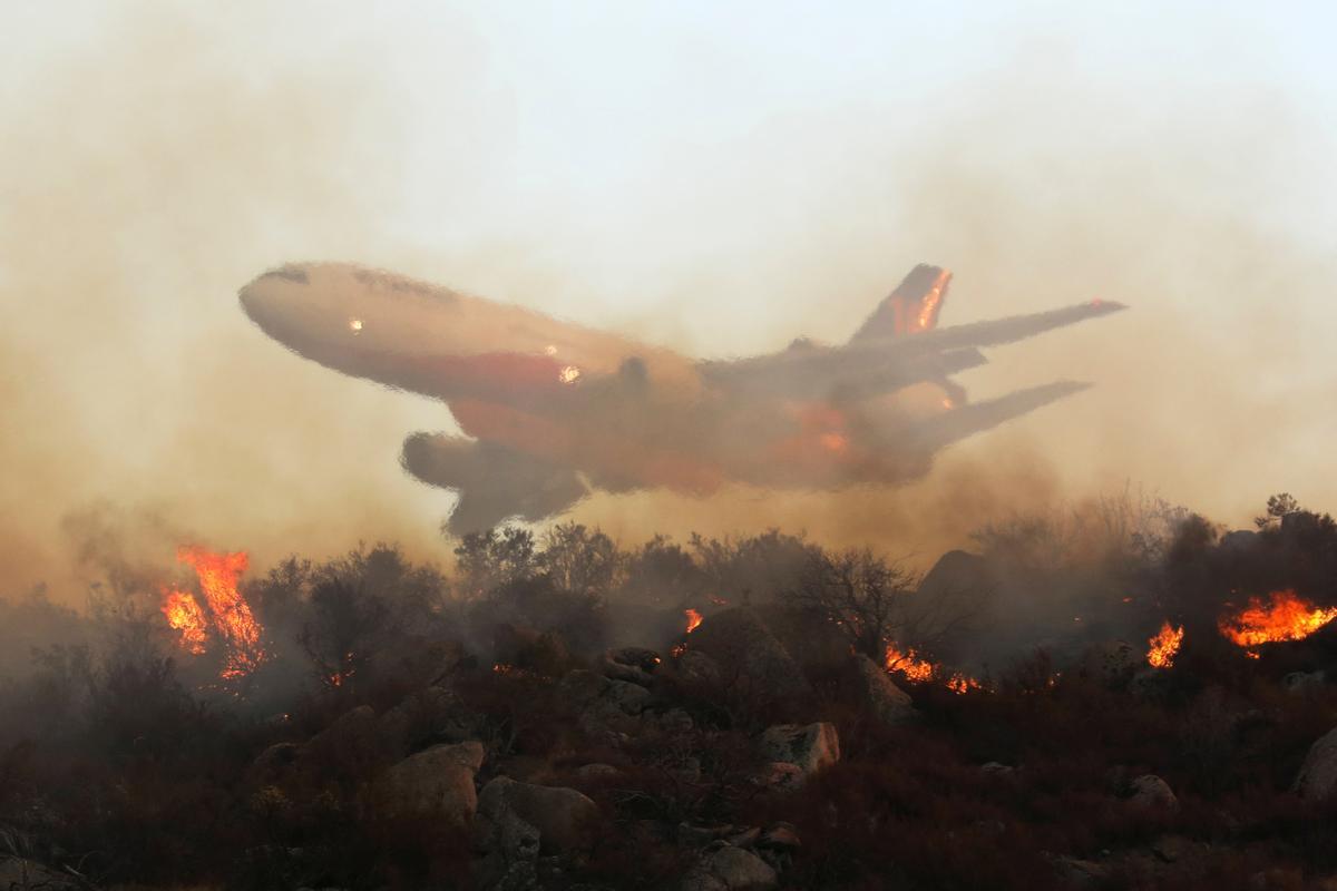 Lucha sin tregua contra el fuego en Hemet (California)