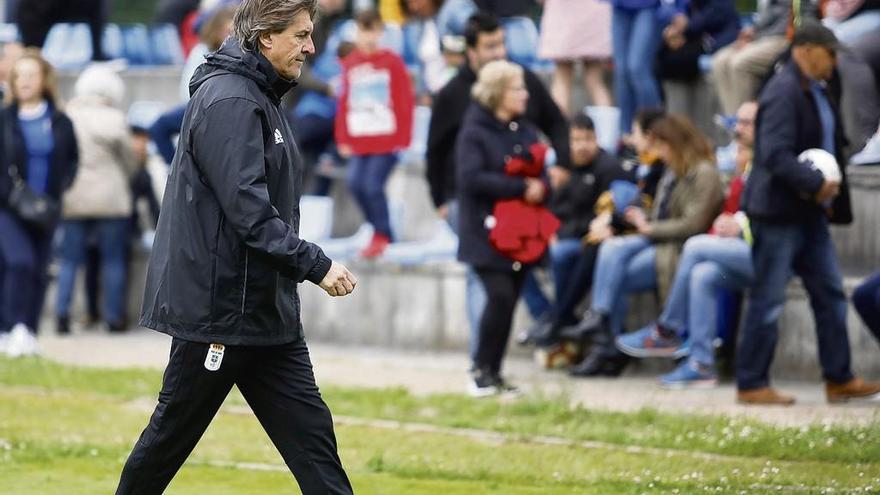 Sergio Egea, técnico del Oviedo, en un entrenamiento en El Requexón al que acudieron varios aficionados del conjunto azul.