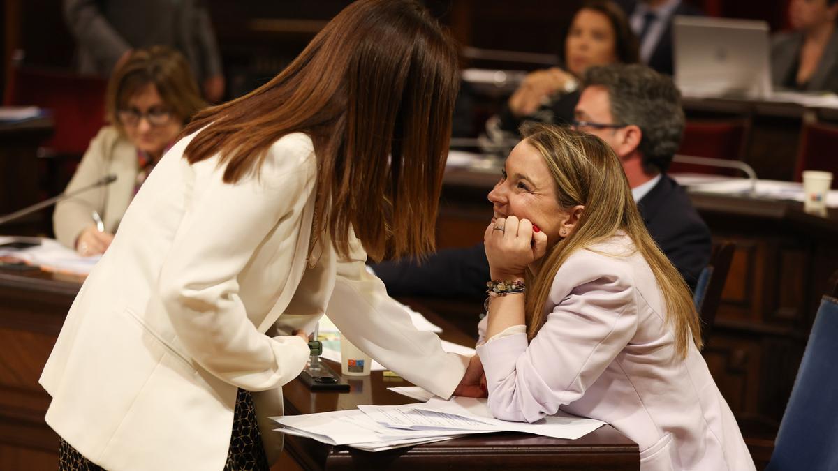Archivo - La portavoz del grupo parlamentario VOX, Manuela Cañadas (i), y la presidenta del Govern, Marga Prohens (d).
