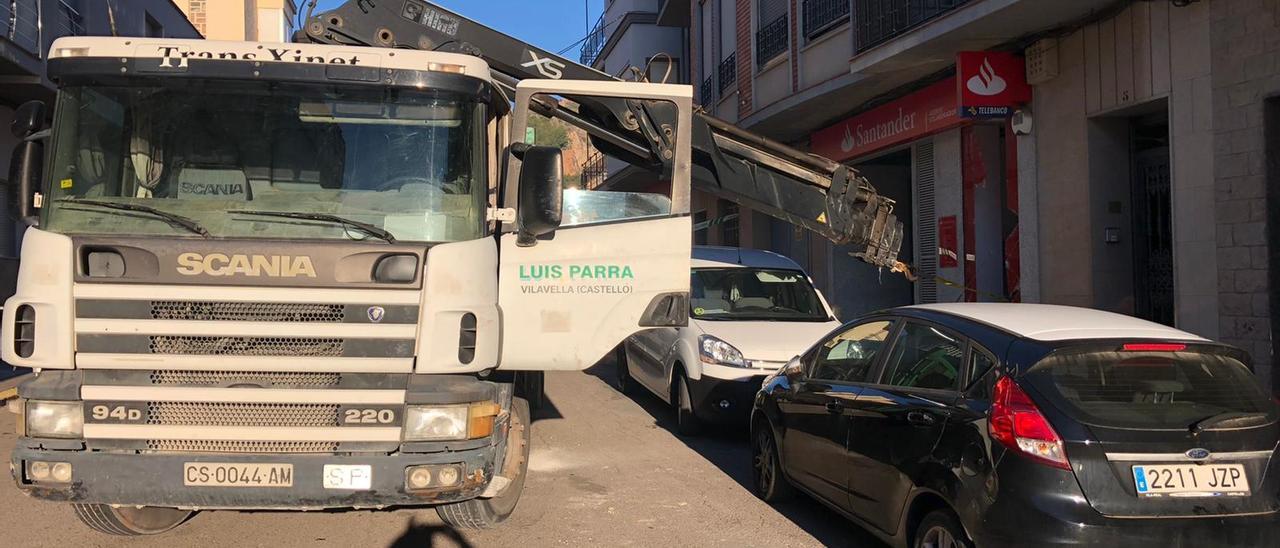 Los ladrones han utilizado un camión robado para arrancar el cajero automático de la entidad bancaria.