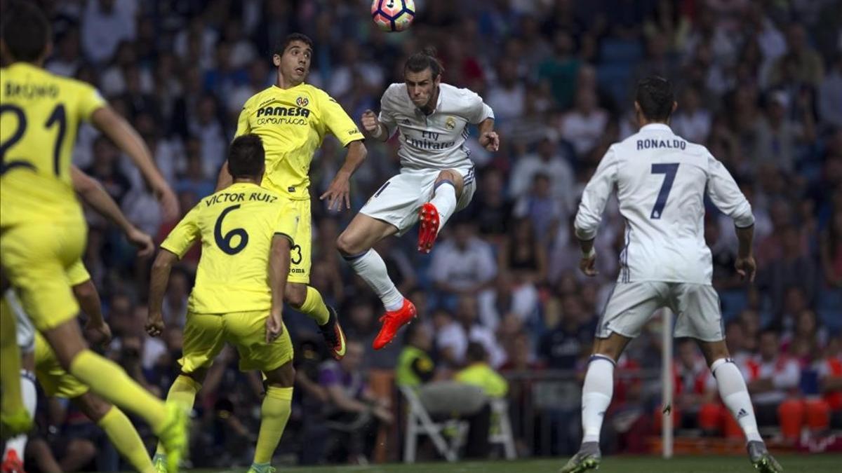 Gareth Bale rematando en el partido de la primera vuelta