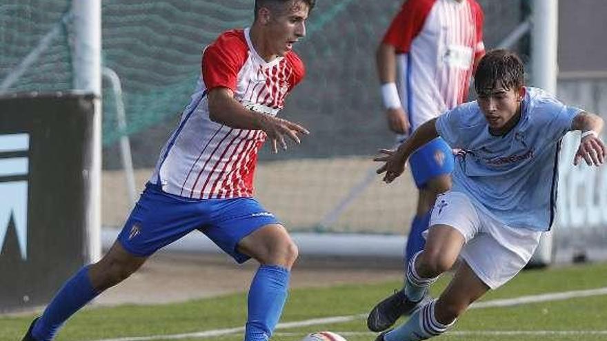 Un jugador del Celta presiona a un rival. // Ricardo Grobas