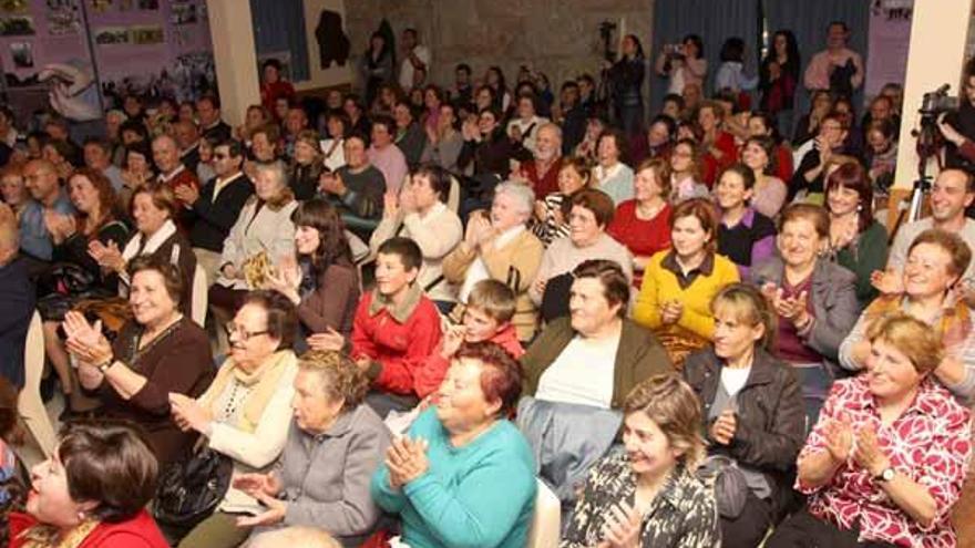 Público asistente a la representación del grupo &quot;Nós e vós teatro&quot;.