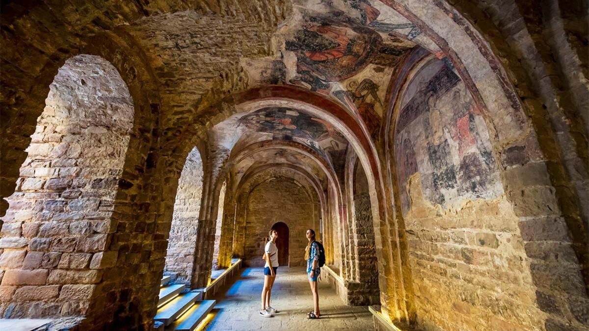 El conjunto del Castillo de Cardona alberga la iglesia de Sant Vicenç, una de las grandes obras maestras del románico lombardo en Cataluña.
