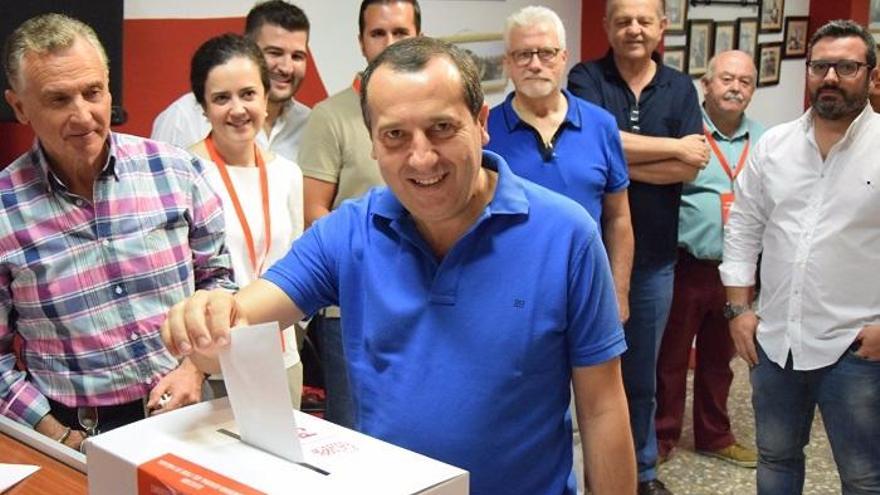 José Luis Ruiz Espejo deposita su voto en la agrupación del PSOE de Antequera.