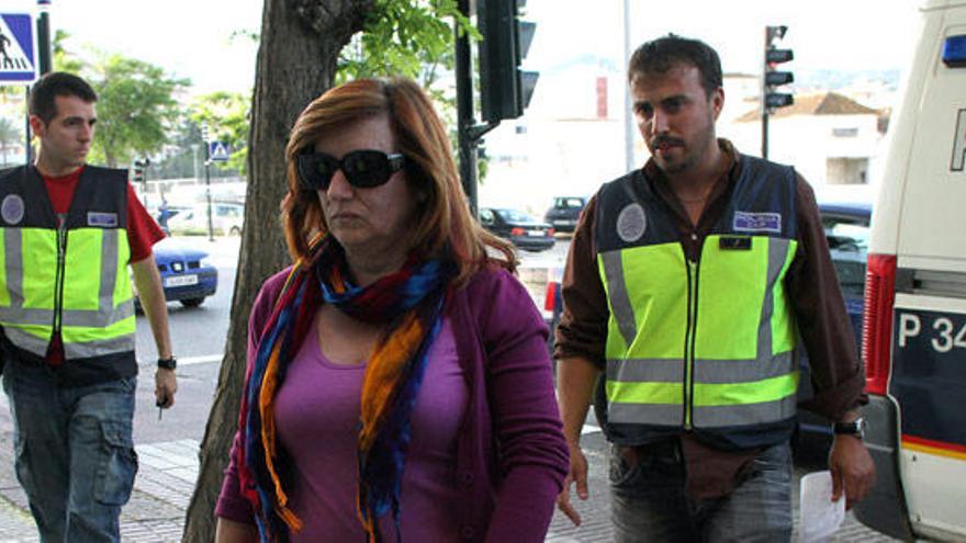 Una de las personas detenidas en la operación Majestic entrando esta tarde en el Juzgado de Estepona.