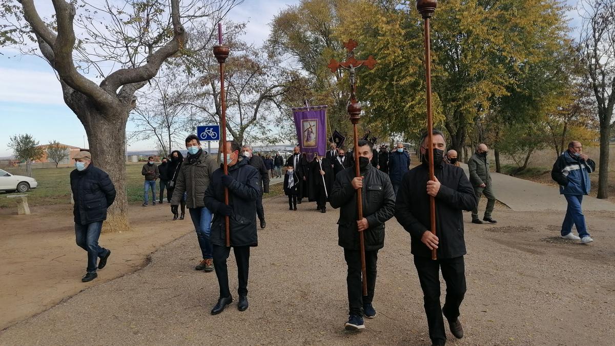 Los hermanos de la cofradía llegan al camposanto municipal en procesión