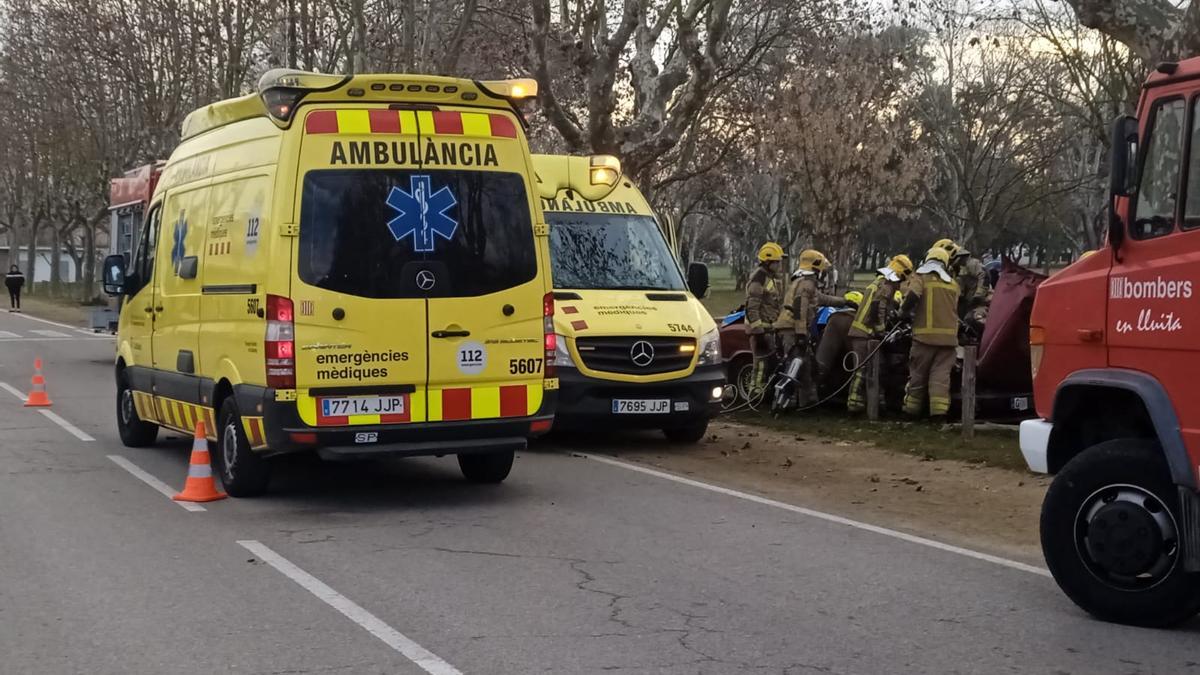 Els serveis d'emergències treballant en el lloc de l'accident.