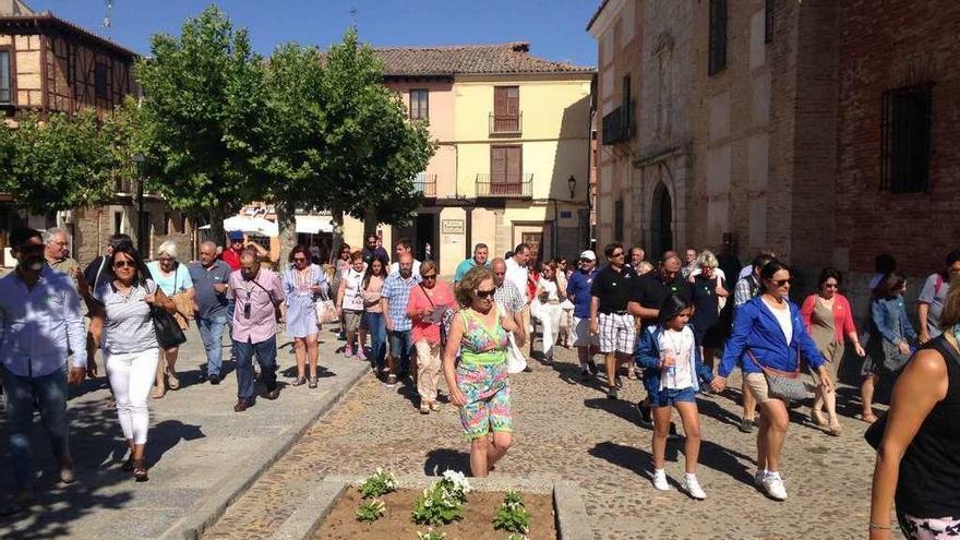 Varios turistas participan en la visita guiada .