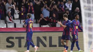 Lamine Yamal enseña el escudo del Barça a la grada tras marcar el primr gol al Elche. 