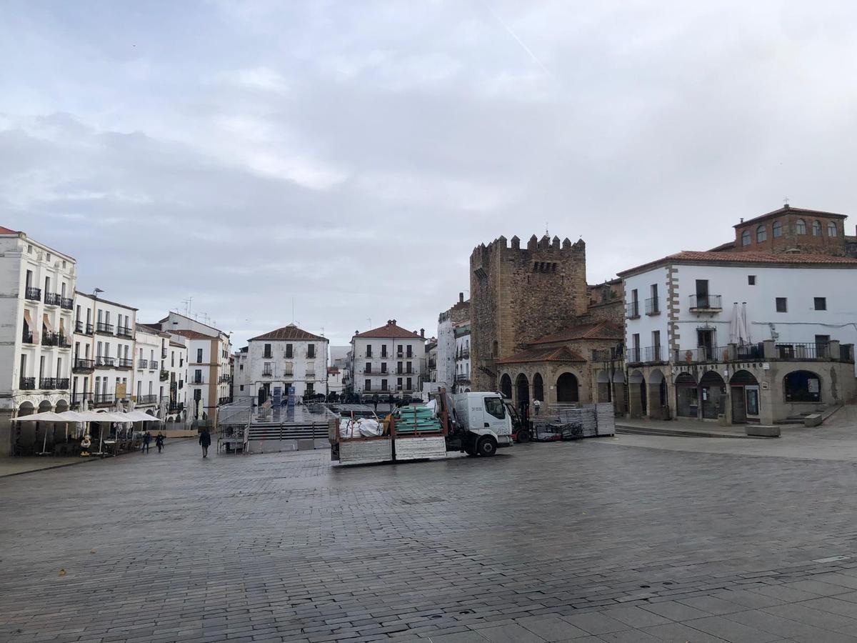Los operarios se afanan en la instalación de la pista, la más grande de su historia hasta la fecha.