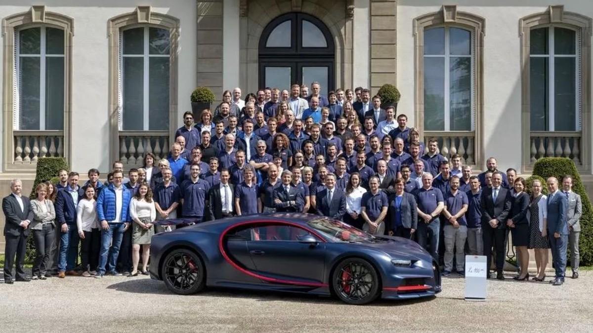 Los trabajadores de la planta de Molsheim que hacen posible el exigente ensamblaje del Chiron.