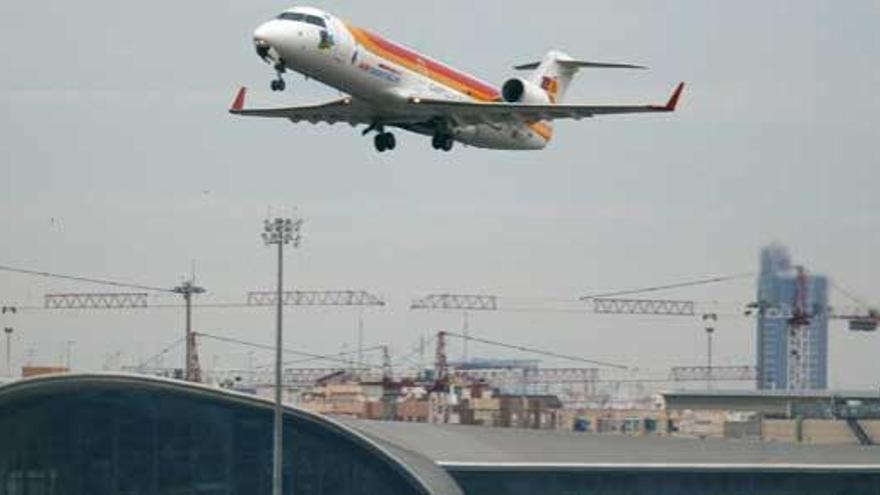 Un avión despega del aeropuerto de Valencia
