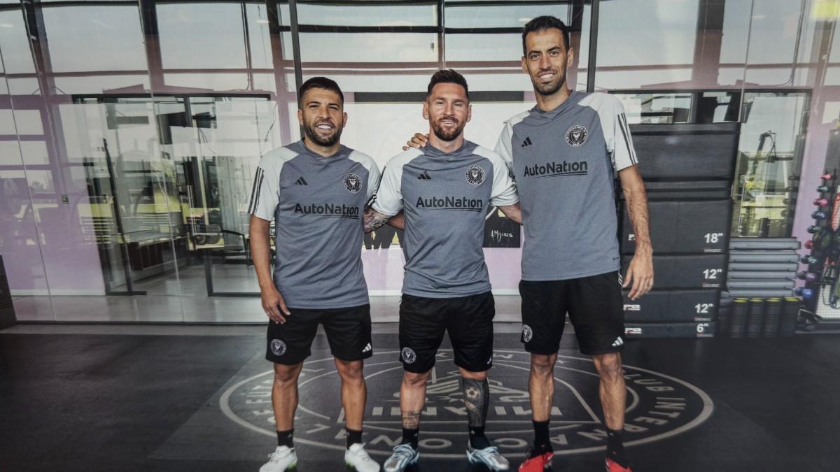 Jordi Alba, with Busi and Messi