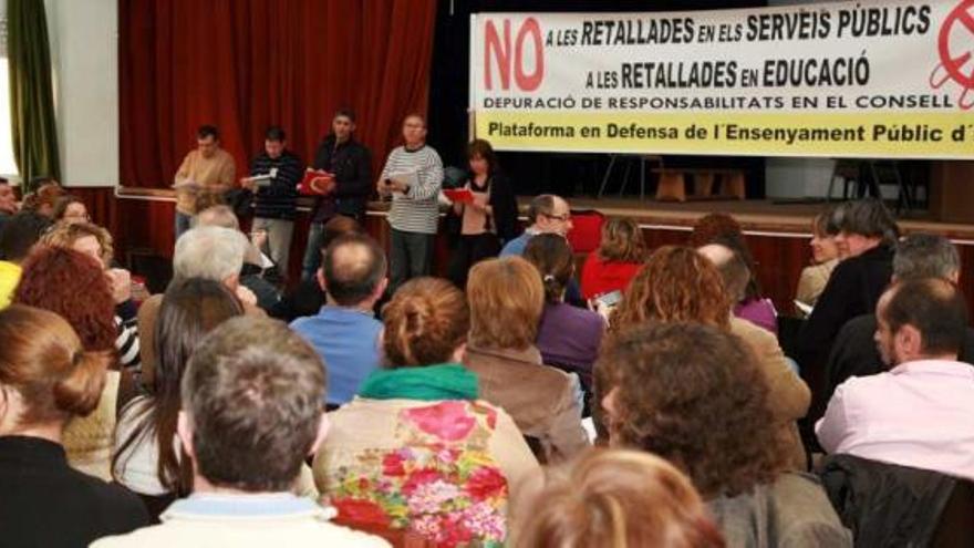 La asamblea comarcal de ayer congregó a 130 profesores para debatir sobre los recortes en educación.