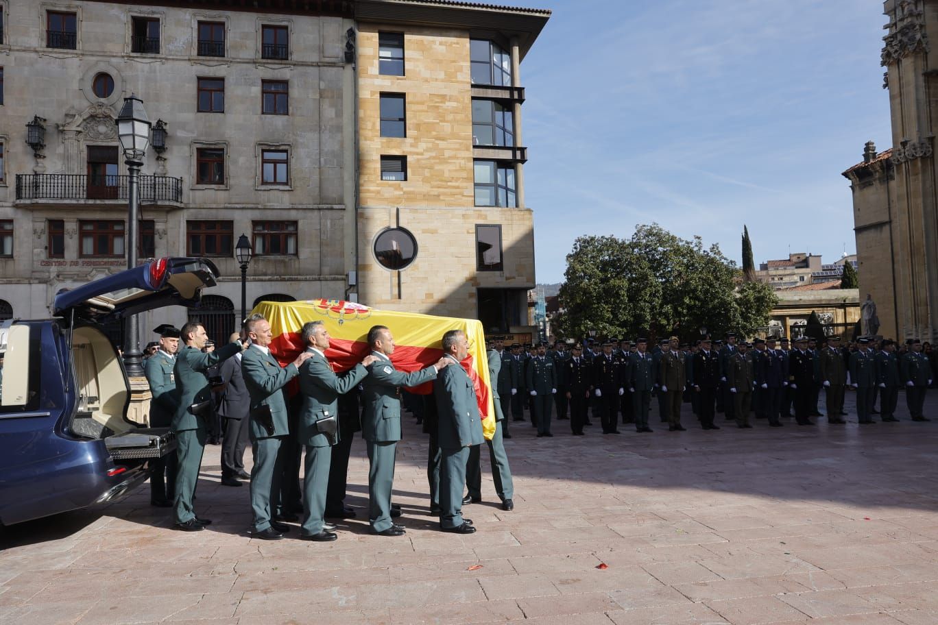 Dolor y lágrimas en el funeral del guardia civil que evitó una masacre ciclista en Pravia