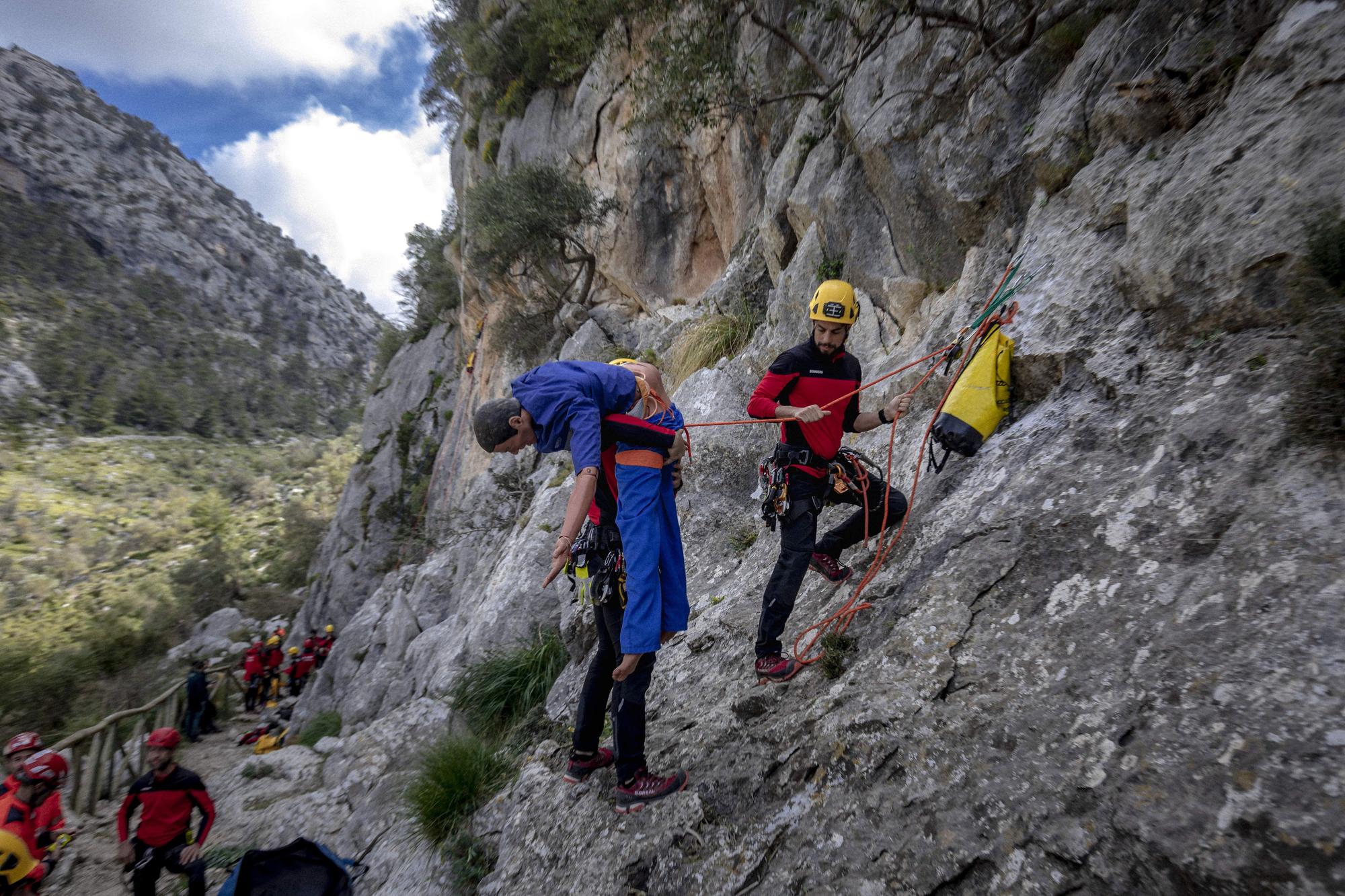 Los Bombers de Mallorca entrenan los rescates de montaña en Tossals Verds