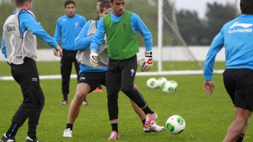 Yago Novoa, portero del Celta juvenil, se entrena junto a sus compañeros, ayer en A Madroa. // José Lores