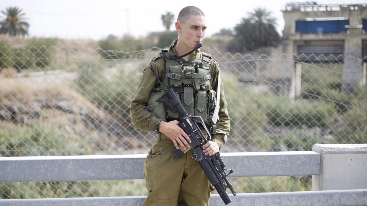 zentauroepp45566764 an israeli soldier drinks from a water bag on a bridge leadi181024105451