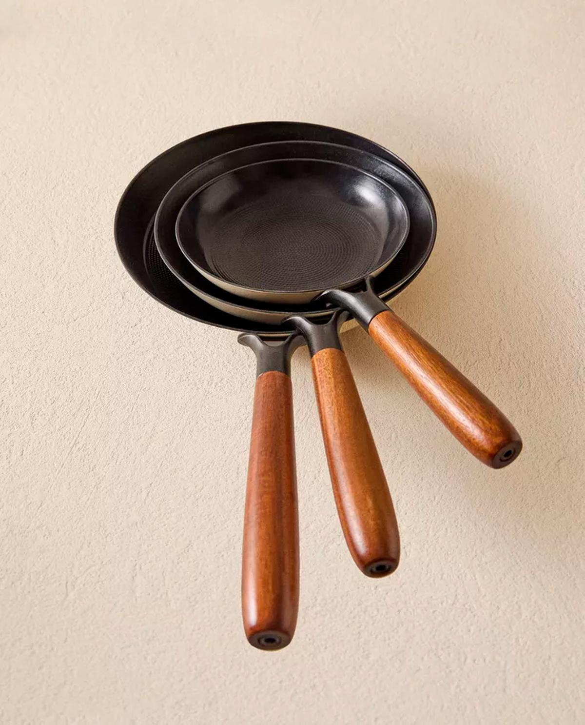 Mañana habrá colas kilométricas en zara Home para conseguir el juego de sartenes de hierro con mango de madera al mejor precio: tres tamaños que se adaptan a cualquier tipo de plato