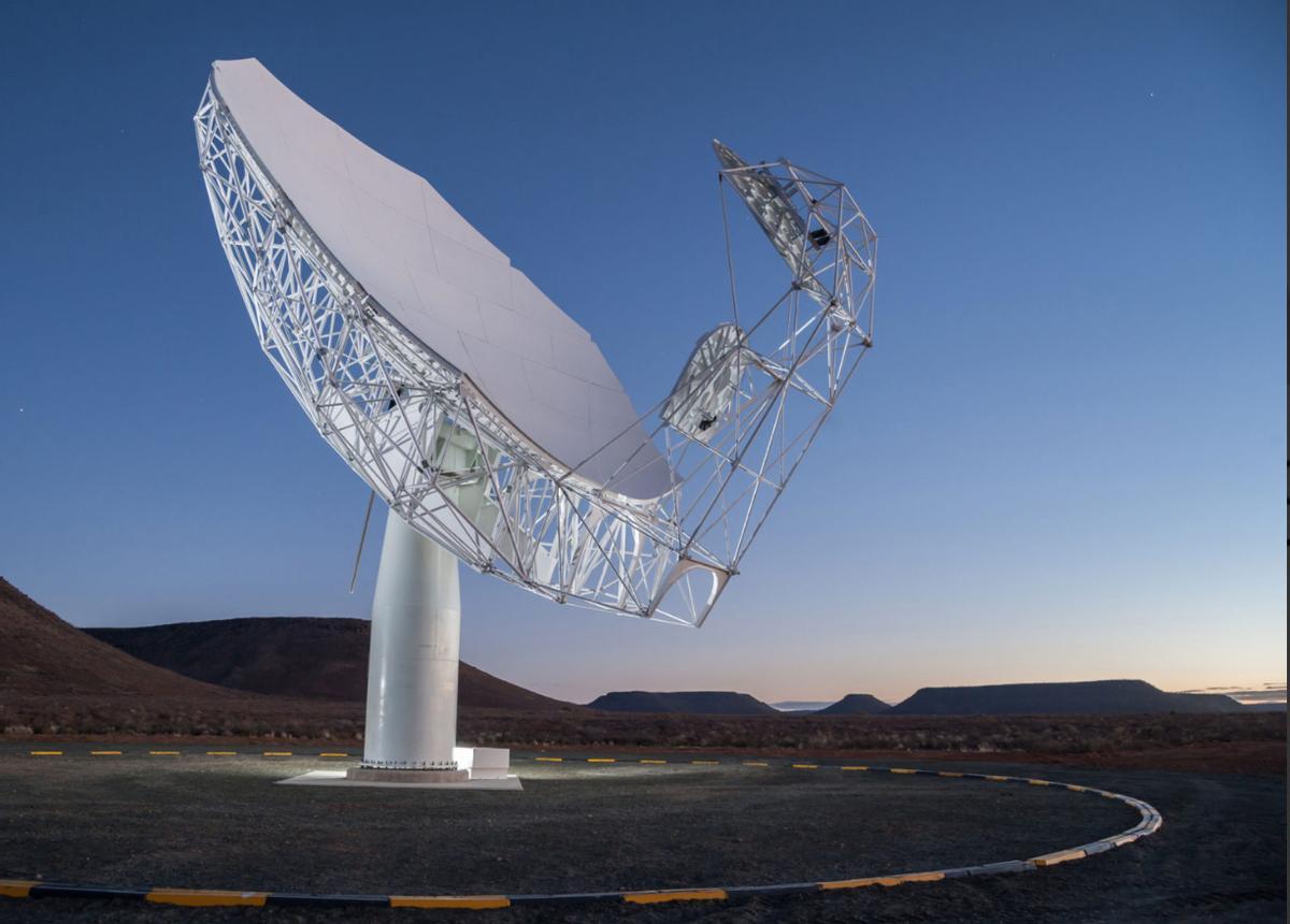 MeerKAT Radio Telescope (2024). Imagen del radiotelescopio MeerKAT capturada del web de SARAO.