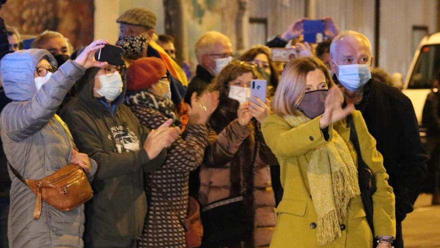 Unes 200 persones han acompanyat Forcadell en el seu retorn a la presó