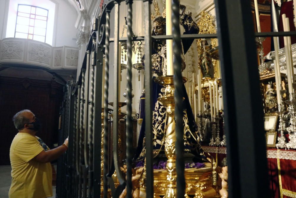 En la iglesia de Santiago, algunos fieles se pasan a rezar con las medidas de higiene y distanciamiento social que el propio templo se esmera por cumplir y dar a conocer.