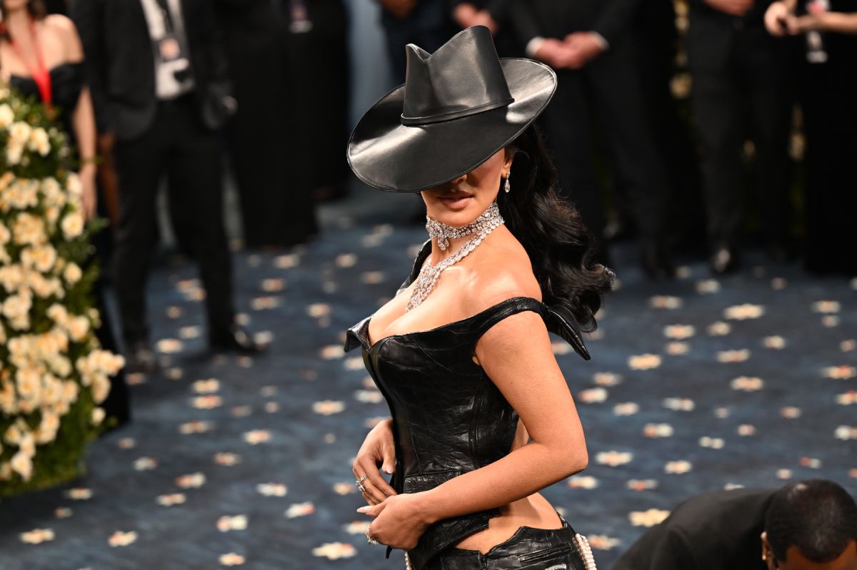 Kim Kardashian se tapa la mano en la que no tiene uña