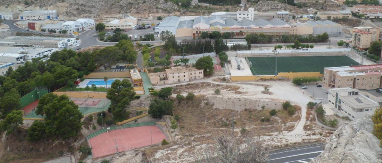 El pabellón se proyecta entre el Polideportivo, el campo de fútbol y el Centro de Salud de Xixona.