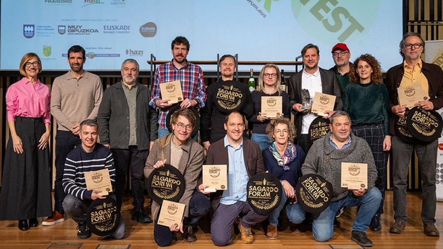 Tano Collada, cuarto por la izquierda en la fila de atrás, posando con el resto de premiados, en San Sebastián. | EL GAITERO
