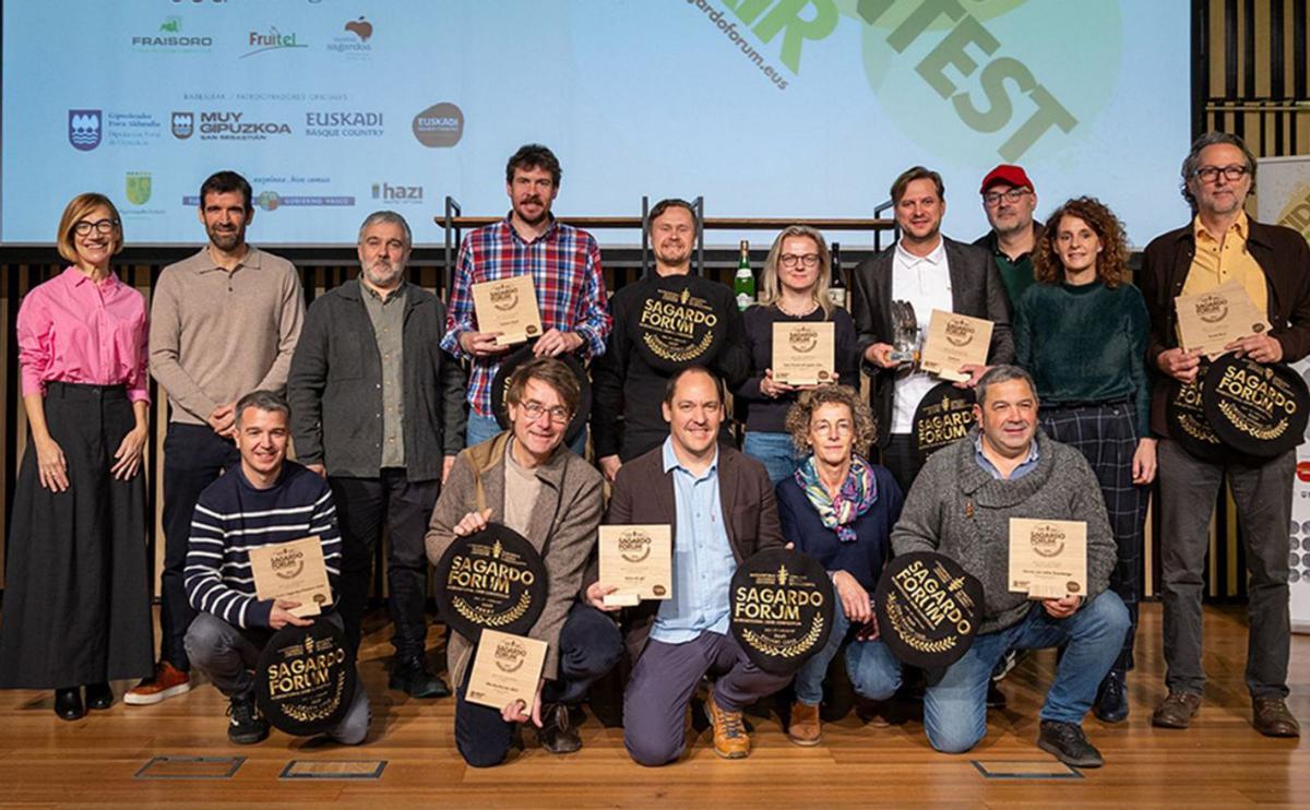 Tano Collada, cuarto por la izquierda en la fila de atrás, posando con el resto de premiados, en San Sebastián. | EL GAITERO
