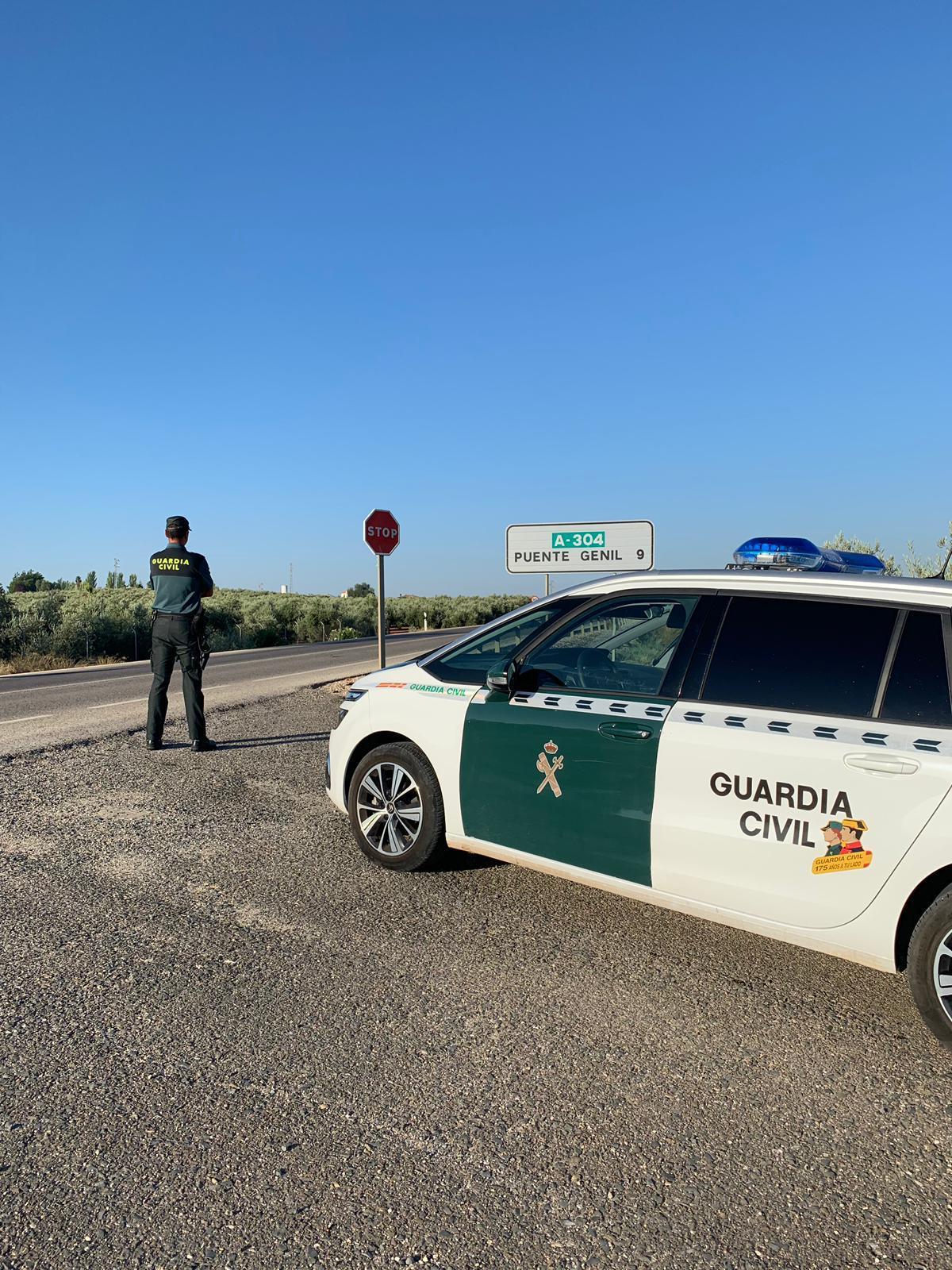 Un agente de la Guardia Civil en Puente Genil.