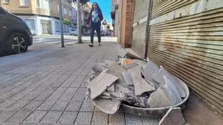 Alerta por el abandono de restos de uralita con amianto en una calle de Vila-real
