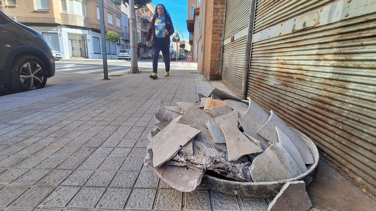 Imagen de los restos de un antiguo deposito de uralita, abandonado en la calle Joan Baptista Llorens de Vila-real.