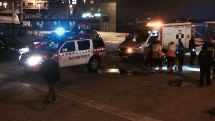 Rescatan a un pescador que cayó al agua en el Puerto Deportivo