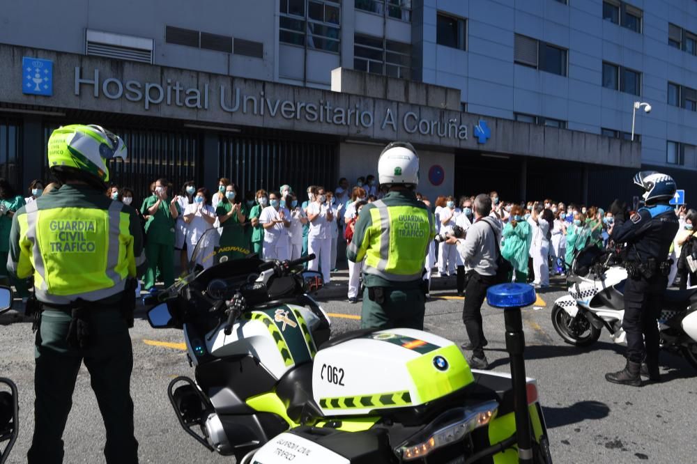 Aplauso de las fuerzas de seguridad al personal del Hospital de A Coruña