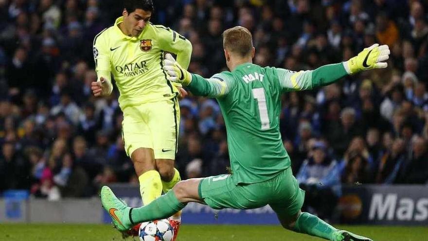 Luis Suárez ante Hart, que consigue detener la oportunidad del uruguayo.