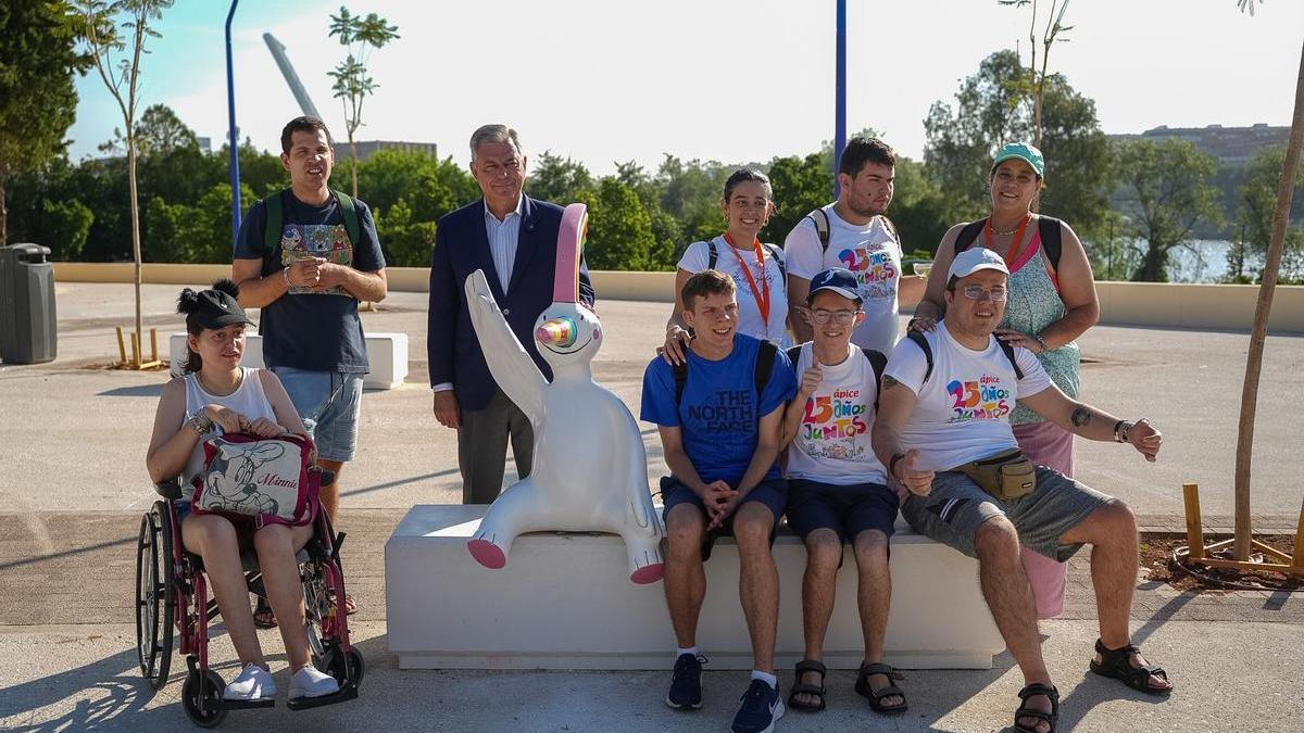 La nueva Puerta de la Barqueta con la estatua de Curro de la Exposición Universal de 1992