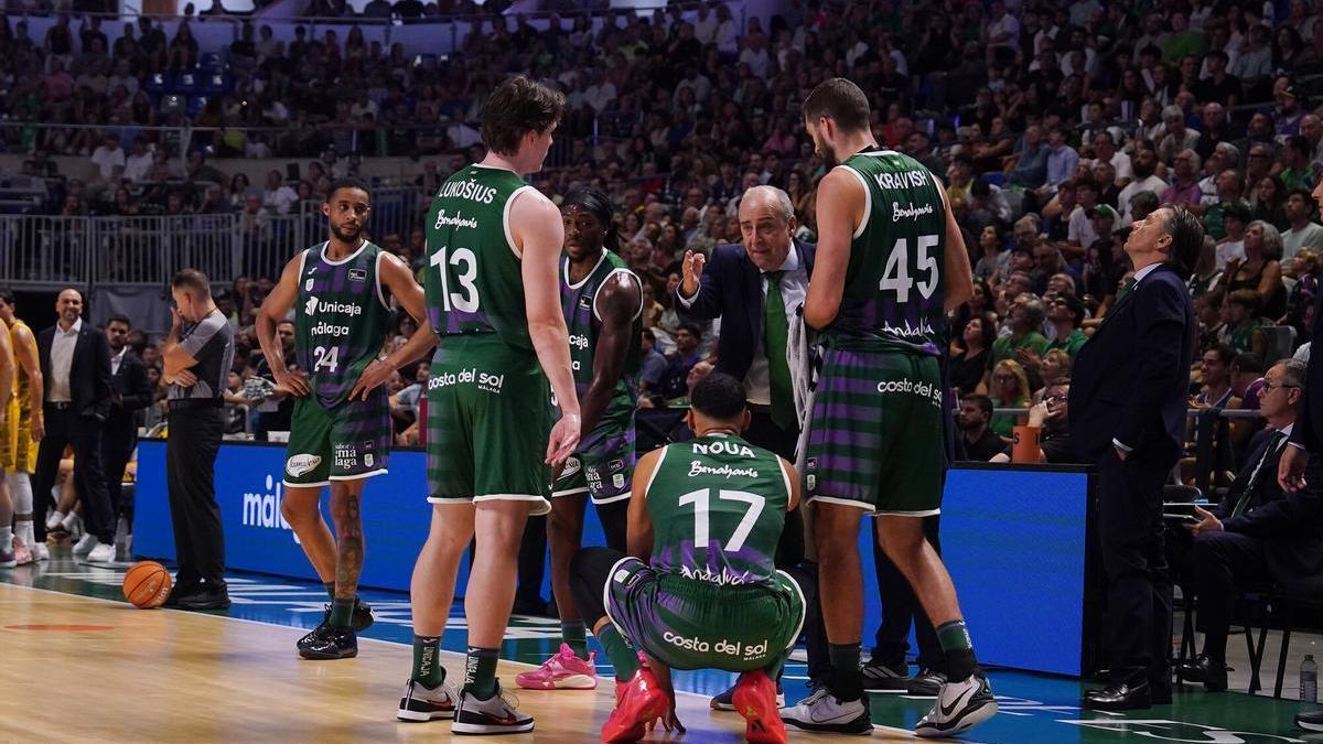 Txus Vidorreta se dirige a Lukosius, Noua y Kravish en el Unicaja-La Laguna Tenerife.