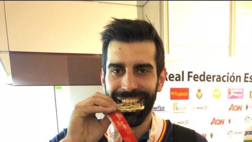 Corrales muerde la medalla de oro lograda en el último Europeo. // @RFEBalonmano