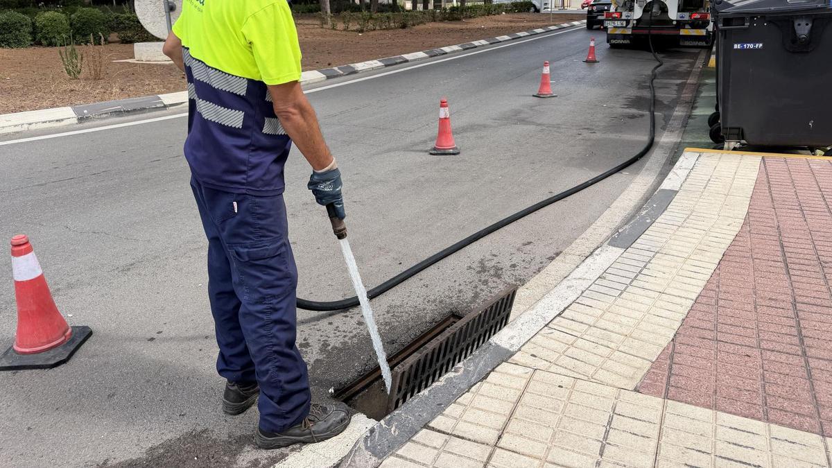 Trabajadores de Facsa limpiando imbornales ante la posible llegada de una gota fría.