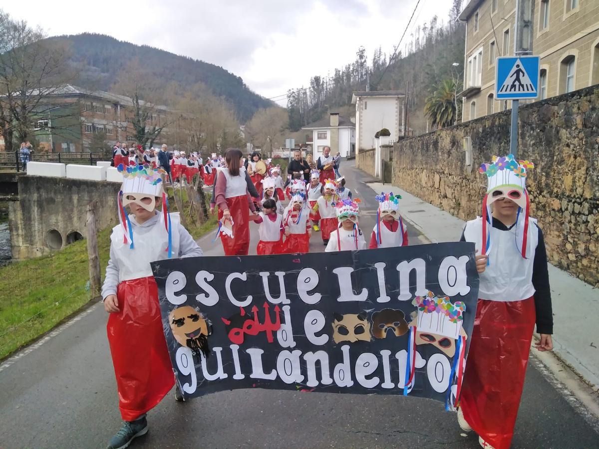 esfile de los escolares de Navelgas vestidos de "xamasqueiros".
