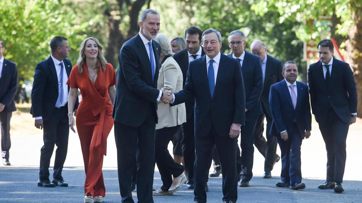 Felipe VI saluda a Mario Draghi.