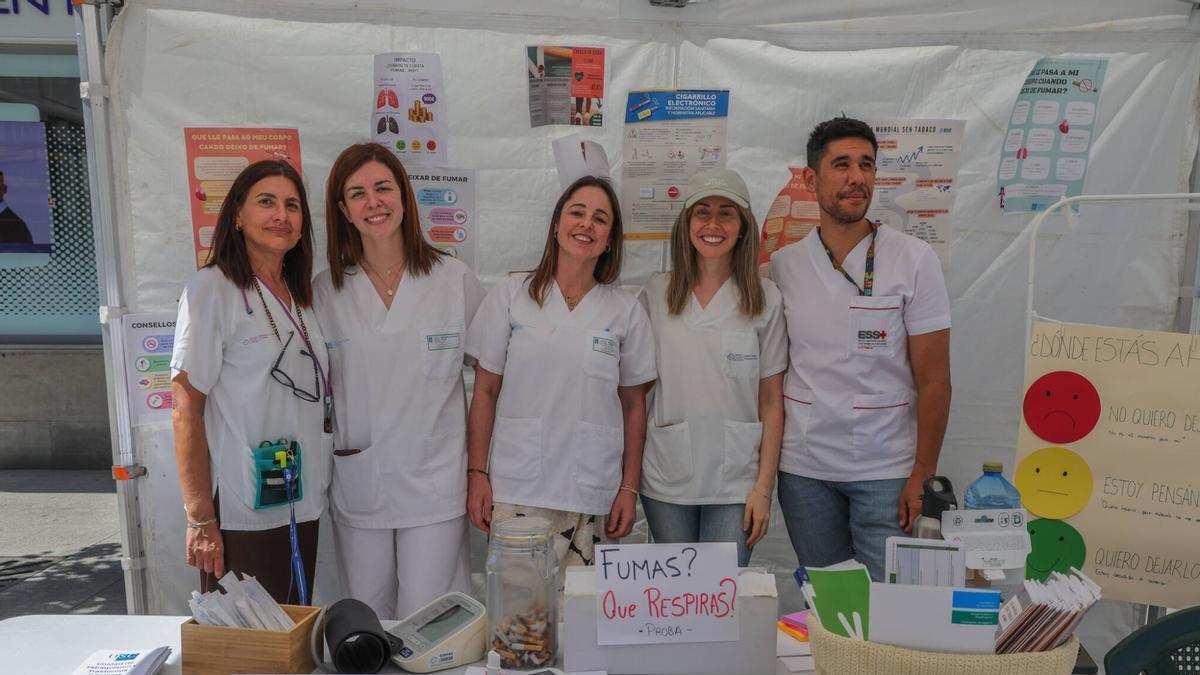 Las enfermeras del centro de salud de San Roque de Vilagarcía conciencian sobre los beneficios de dejar de fumar